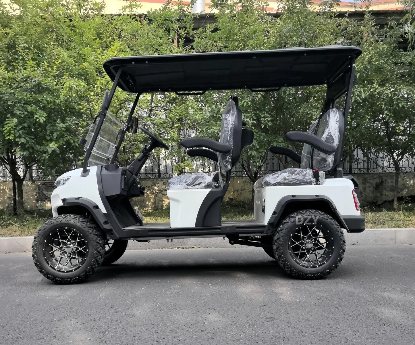 2025 new electric golf cart 4-seater electric hunting cart electric sightseeing cart energy-saving and environmentally friendly